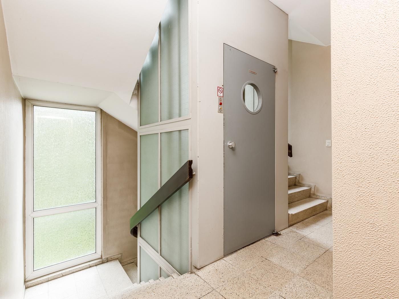 Renoviertes Treppenhaus mit Aufzug Renoviertes Treppenhaus mit Aufzug