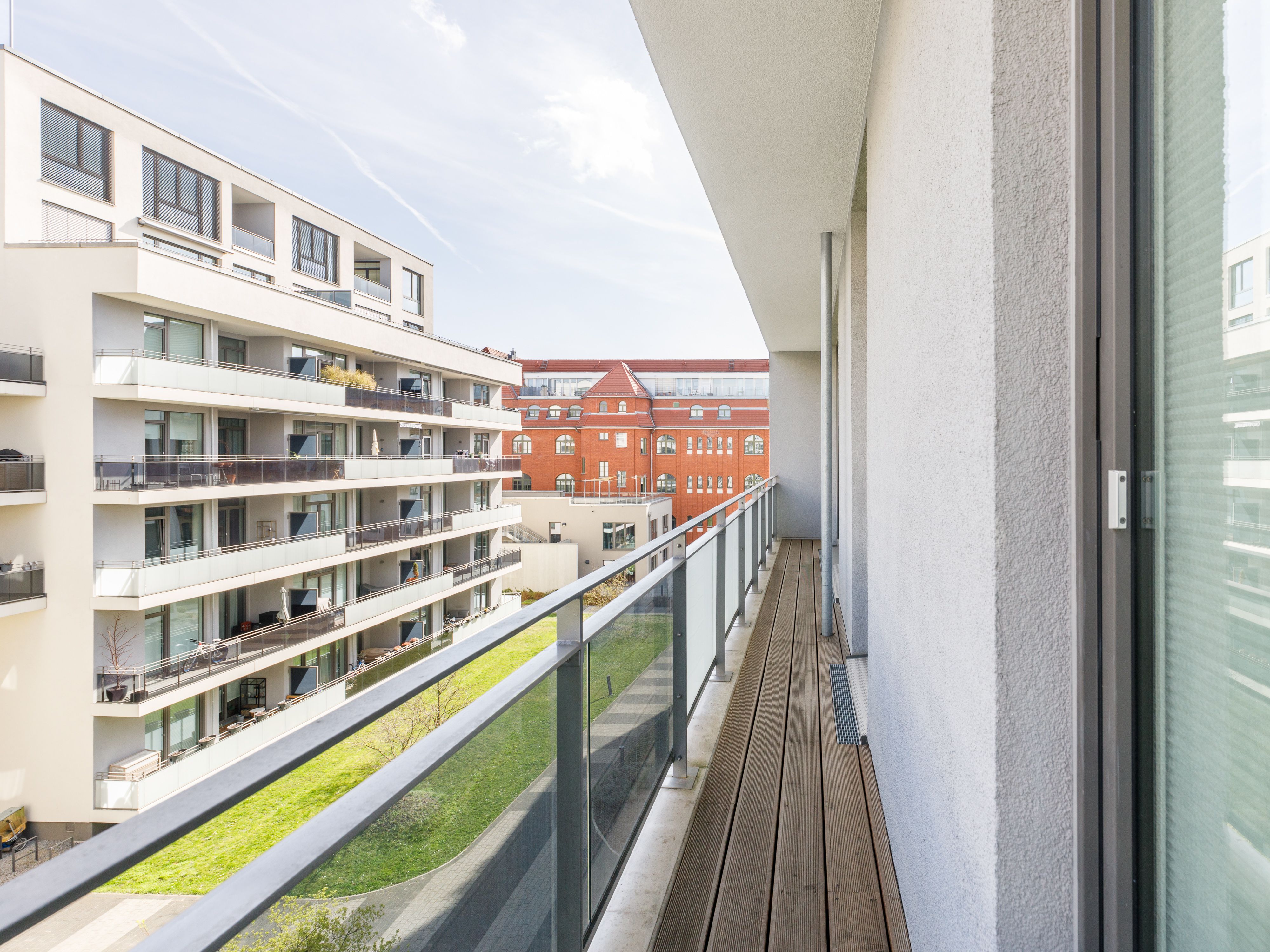 Ruhiger Balkon zum Innenhof