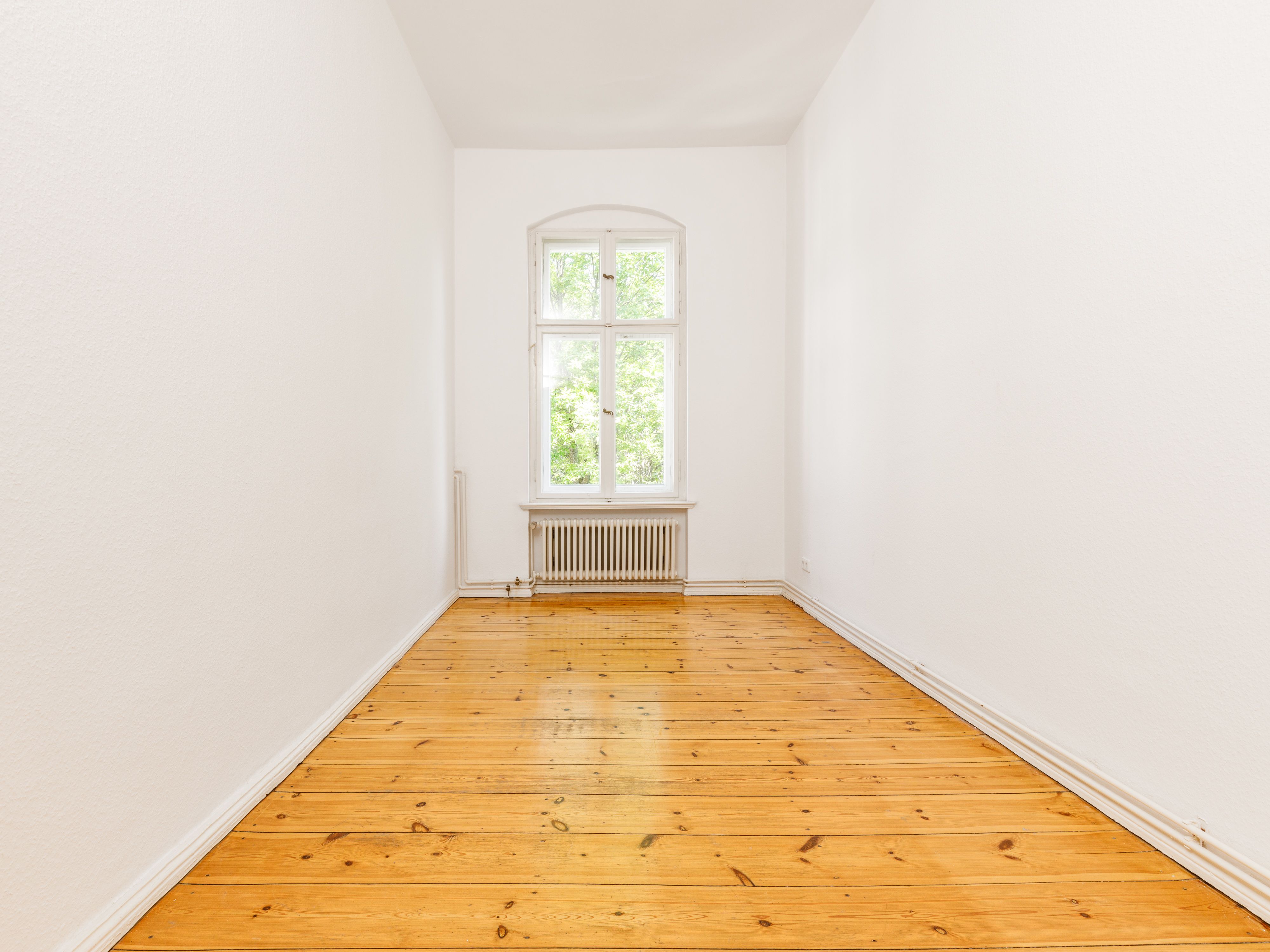 Kleines Arbeitszimmer mit schönem Dielenboden