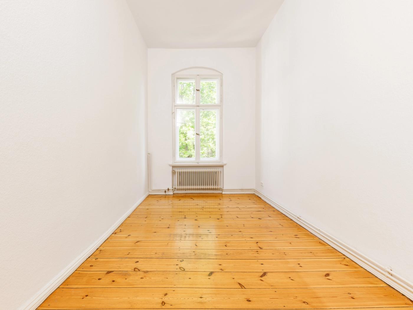 Kleines Arbeitszimmer mit schönem Dielenboden Kleines Arbeitszimmer mit schönem Dielenboden