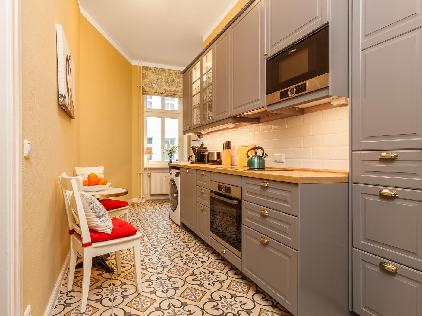 Landhausküche mit neuwertigen Elektrogeräten Landhausküche mit neuwertigen Elektrogeräten