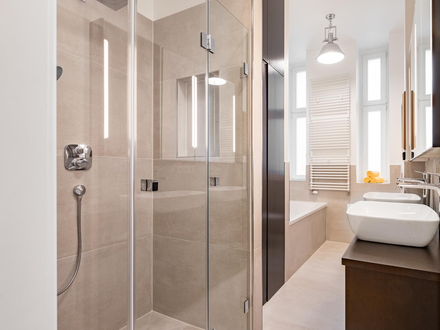 Edles Vollbad mit separater Wanne  Edles Vollbad mit separater Wanne