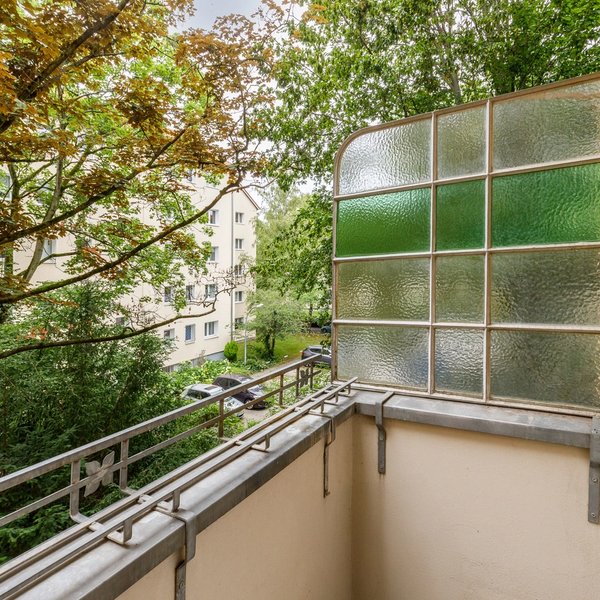 Balkon Begrünter Ausblick Glas Sichtschutz Geländer