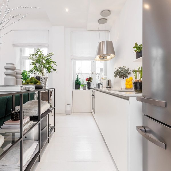 Küche Kühlschrank Arbeitsfläche Spüle Fenster