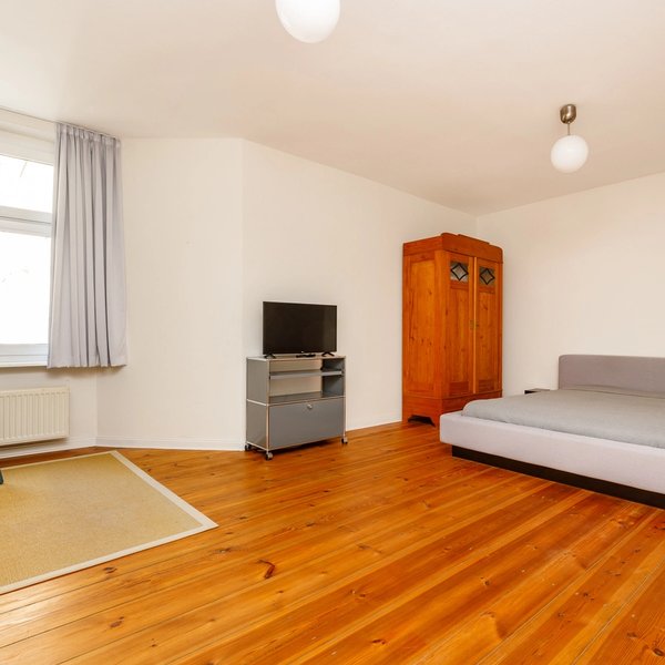 Schlafzimmer Dielenboden Doppelbett Kleiderschrank