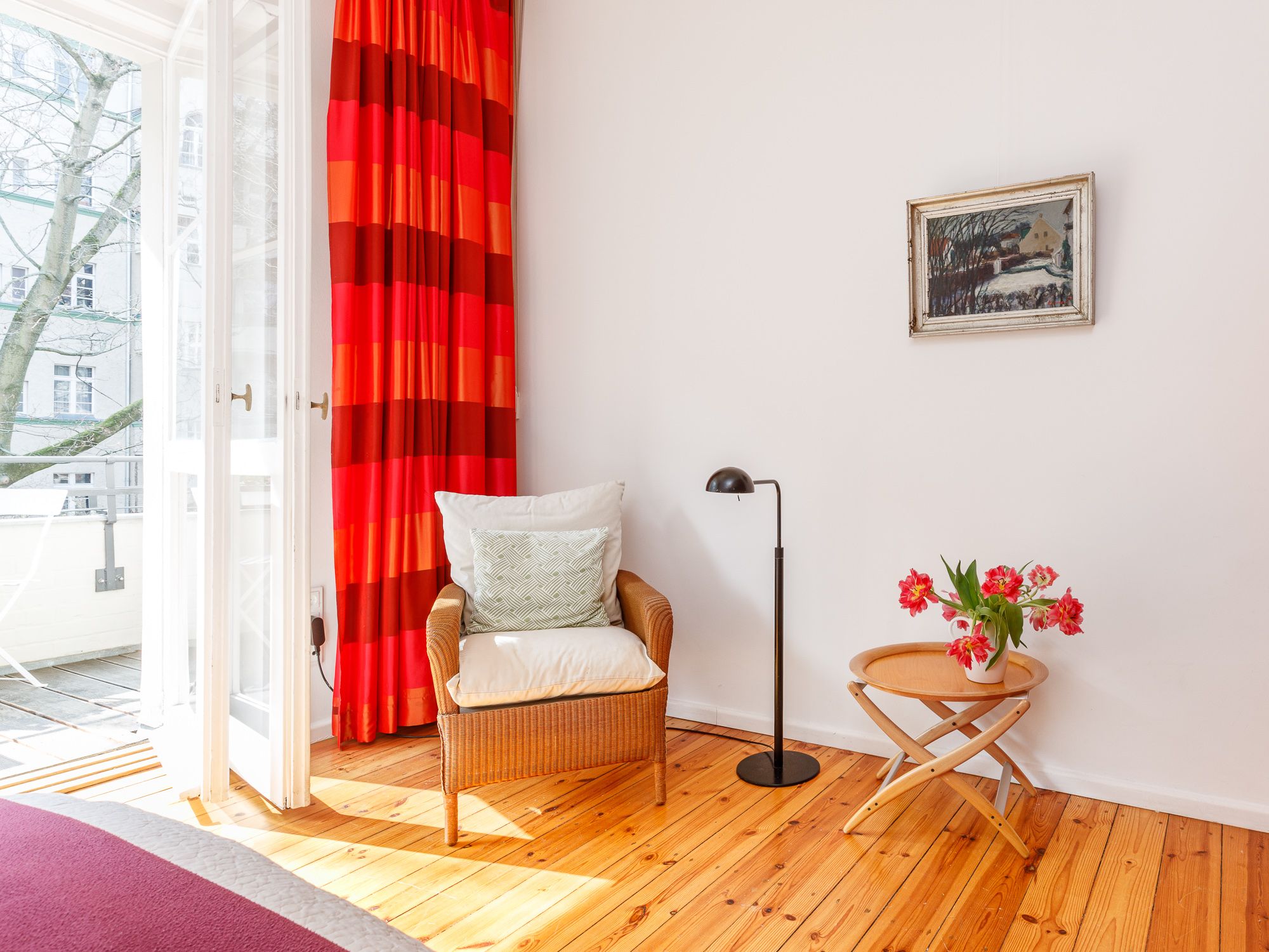Bedroom with access to the balcony 