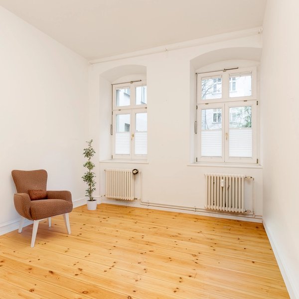 Zimmer Dielenboden Doppelfenster Heizkörper