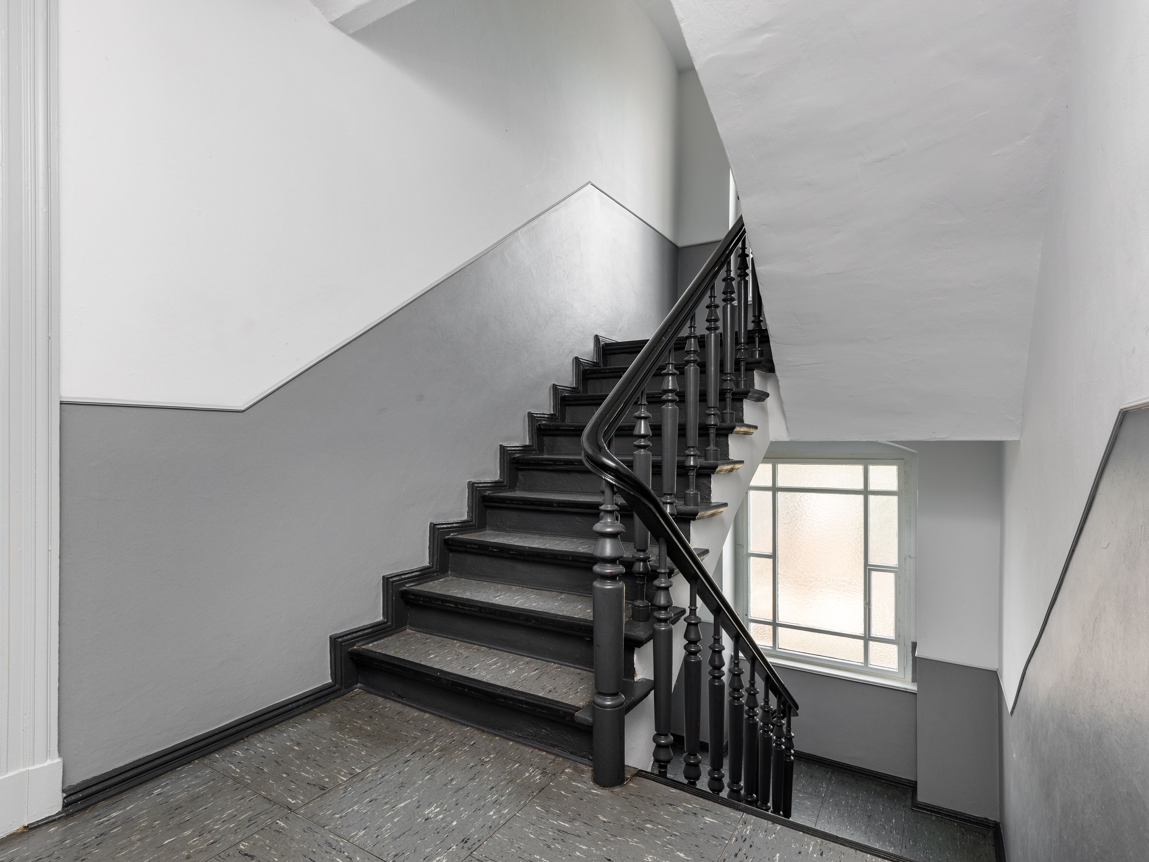 Modernisiertes Treppenhaus mit neuem Anstrich