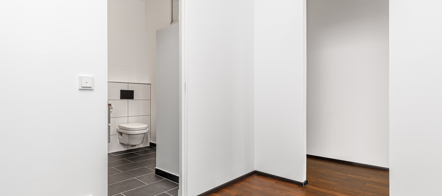 Large walk-in wardrobe / closet Large walk-in wardrobe / closet