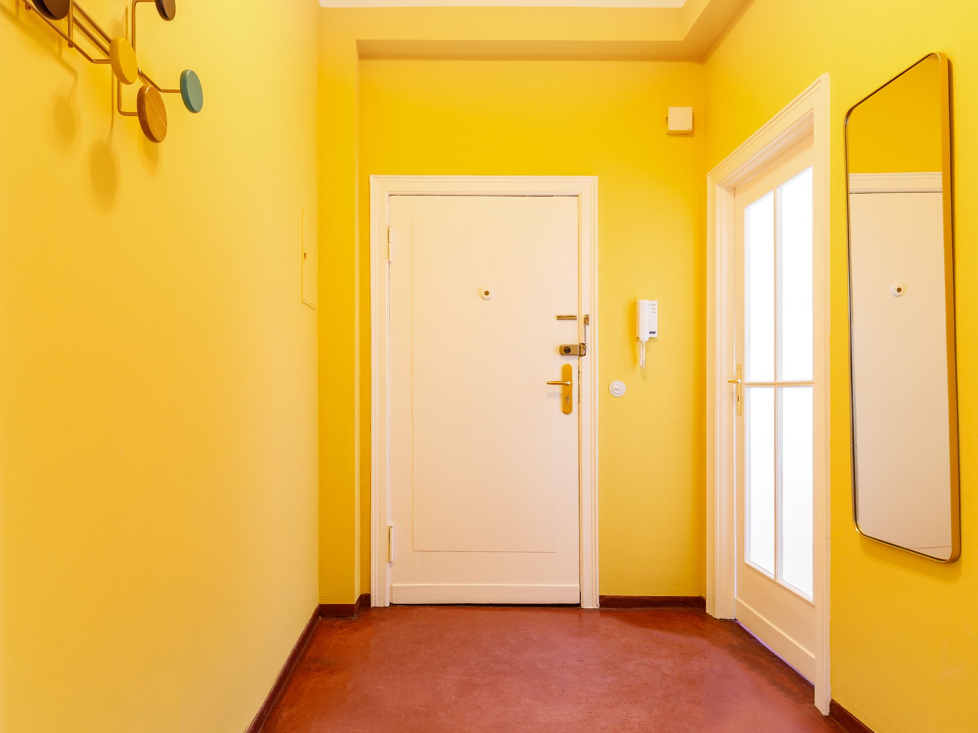 Eingangsbereich mit Garderobe und Gegensprechanlage 