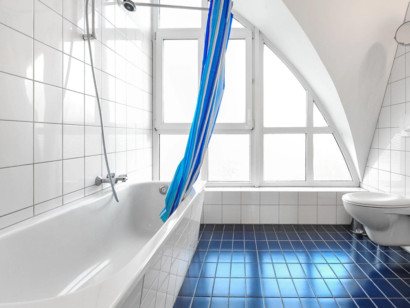 Tagesbelichtetes Wannenbad  Tagesbelichtetes Wannenbad