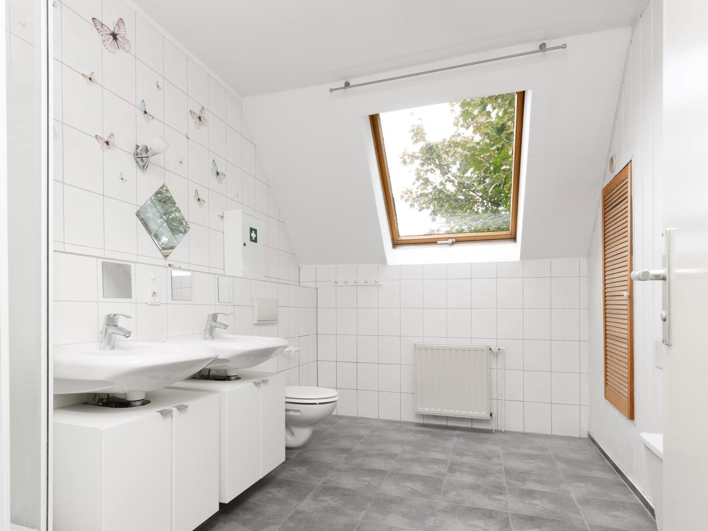 Modernes Badezimmer mit Dusche und Badewanne Modernes Badezimmer mit Dusche und Badewanne