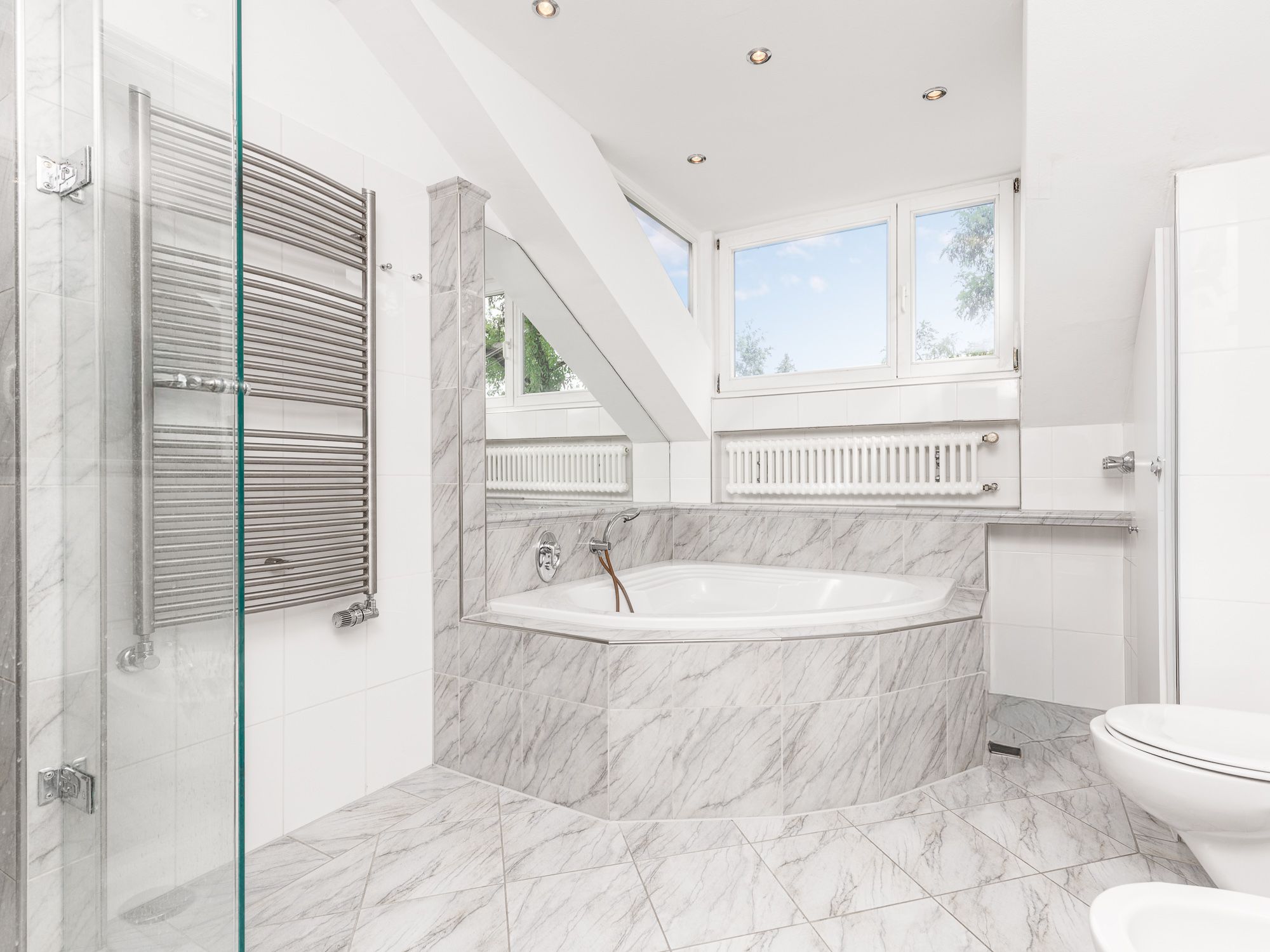 Tagesbelichtetes Wannenbad mit Mamor 