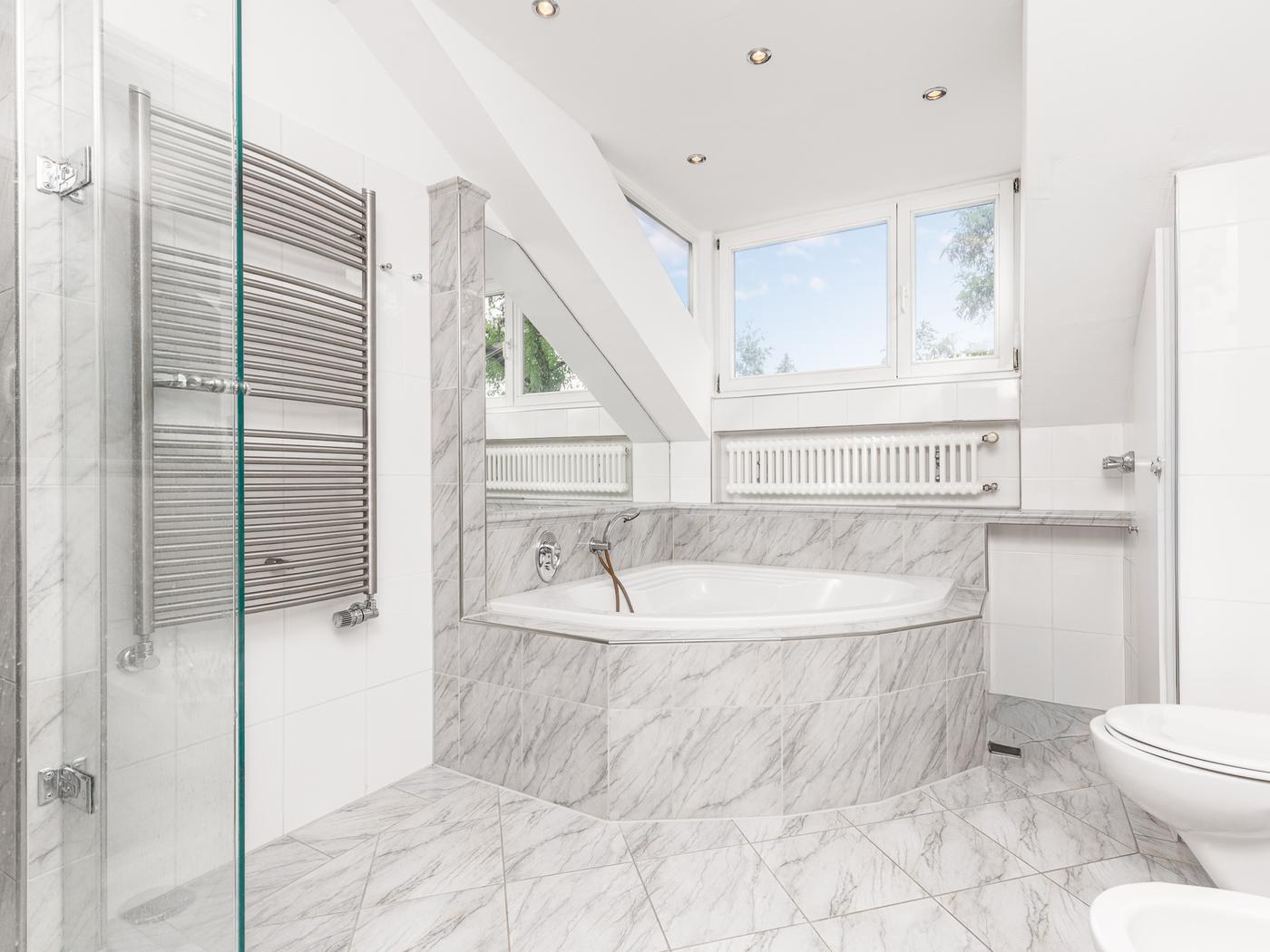 Tagesbelichtetes Wannenbad mit Mamor Tagesbelichtetes Wannenbad mit Mamor