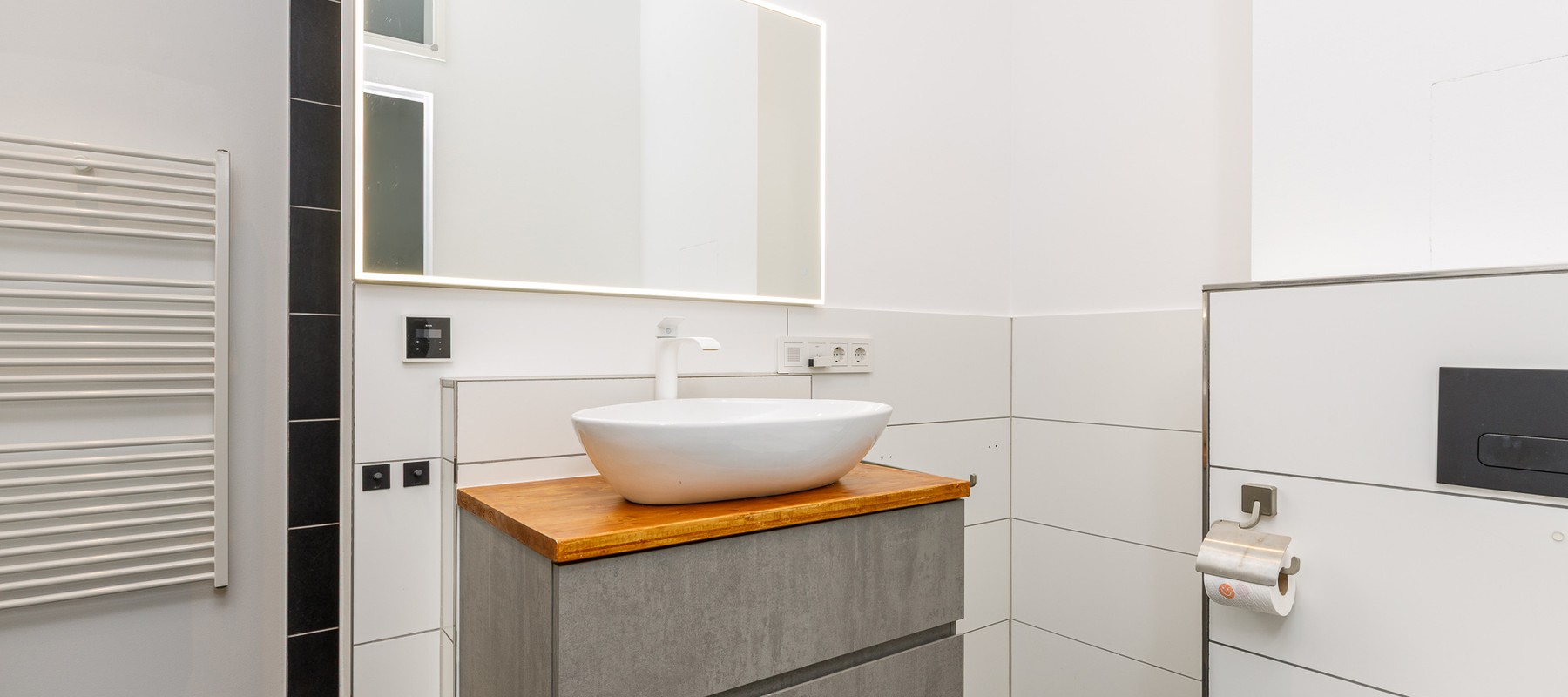 Modernized, spacious bathroom Modernized, spacious bathroom