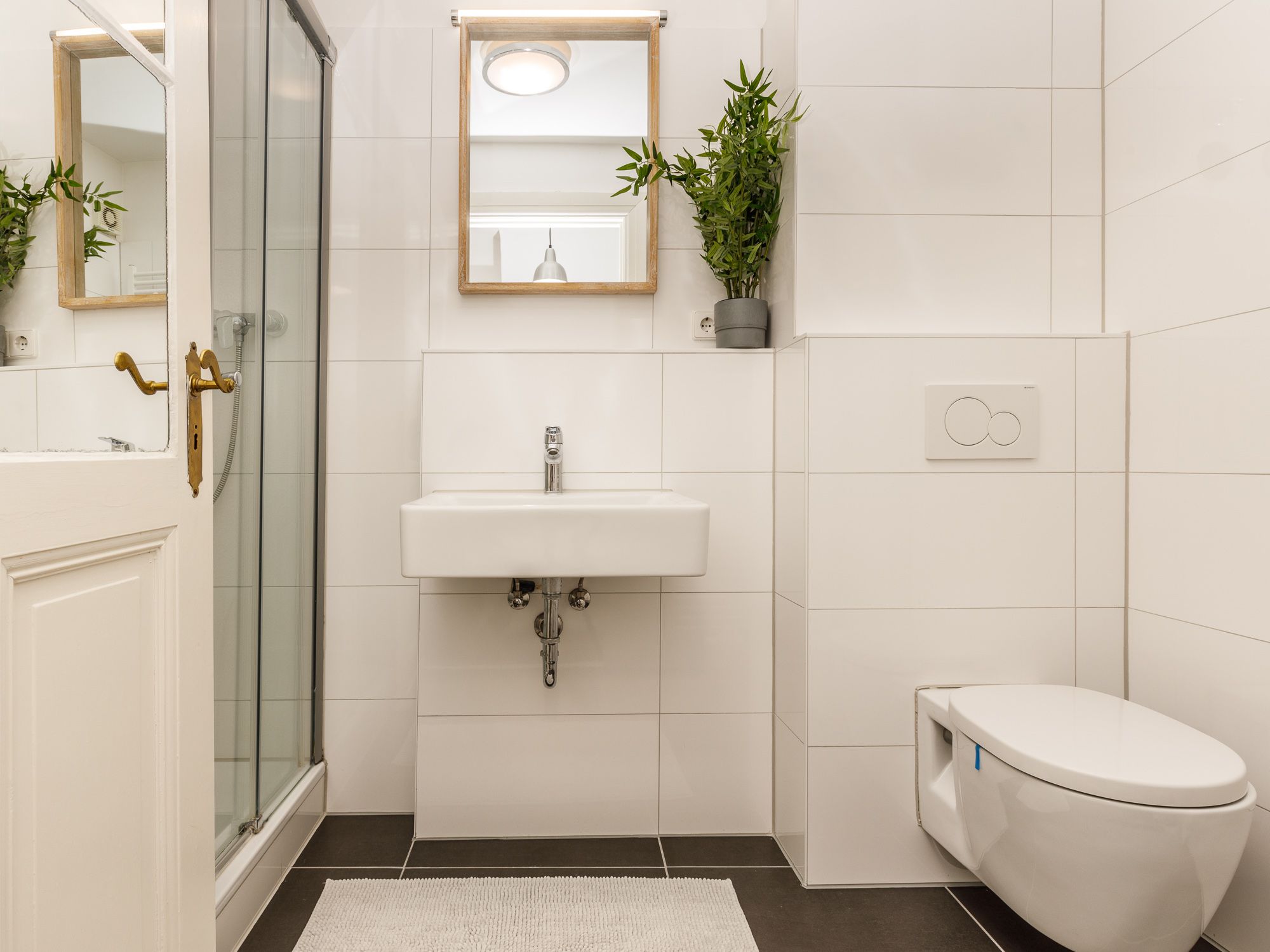Modernisiertes Badezimmer mit Dusche 