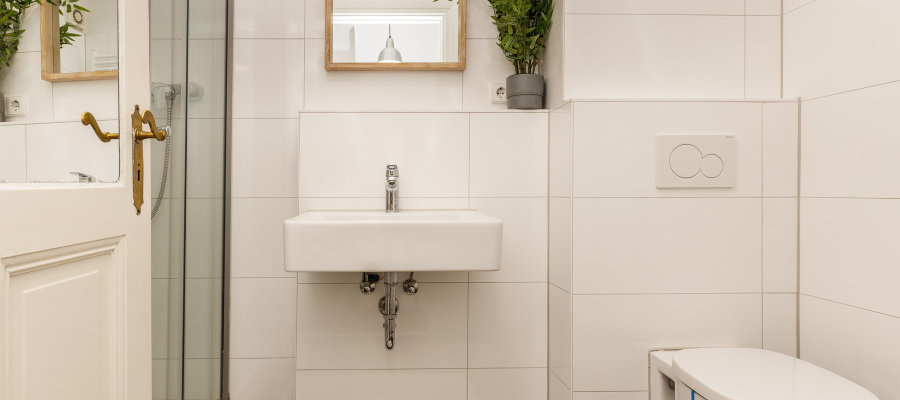 Modernisiertes Badezimmer mit Dusche Modernisiertes Badezimmer mit Dusche