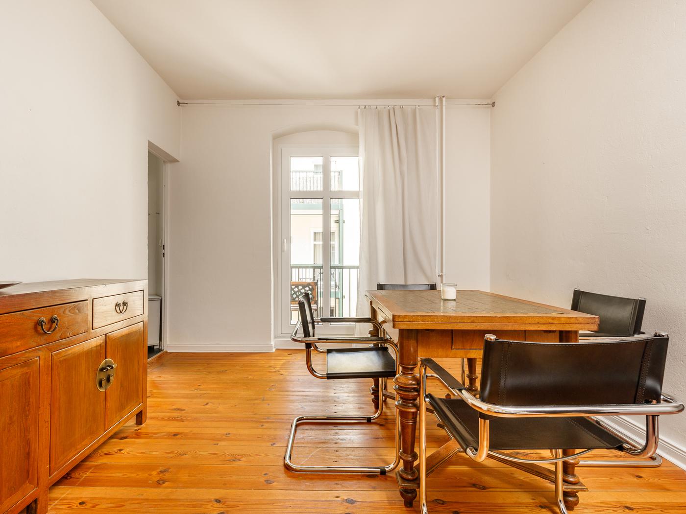 Esszimmer mit Balkonzugang  Esszimmer mit Balkonzugang