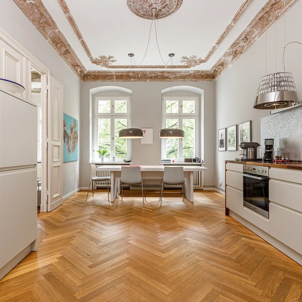 Küche Stuckdecke Parkettboden Einbauküche Fenster