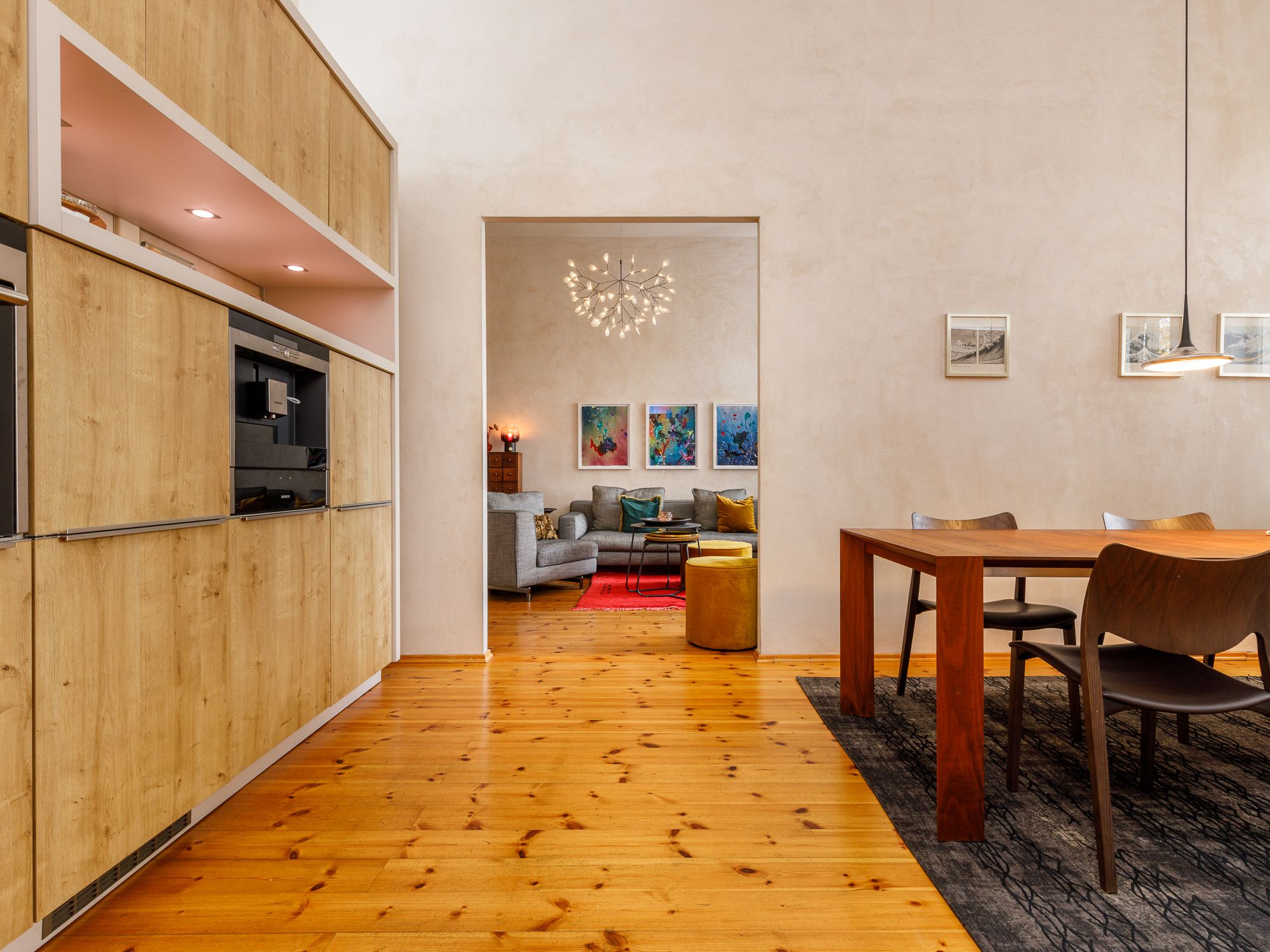 Großzügiger Essbereich mit moderner Einbauküche 