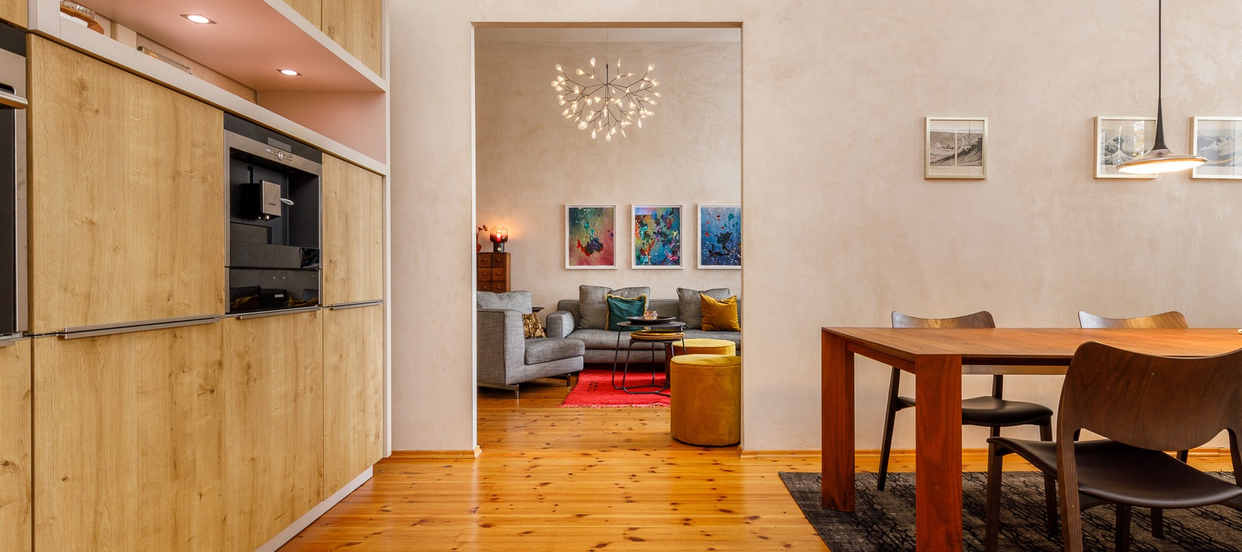 Großzügiger Essbereich mit moderner Einbauküche Großzügiger Essbereich mit moderner Einbauküche