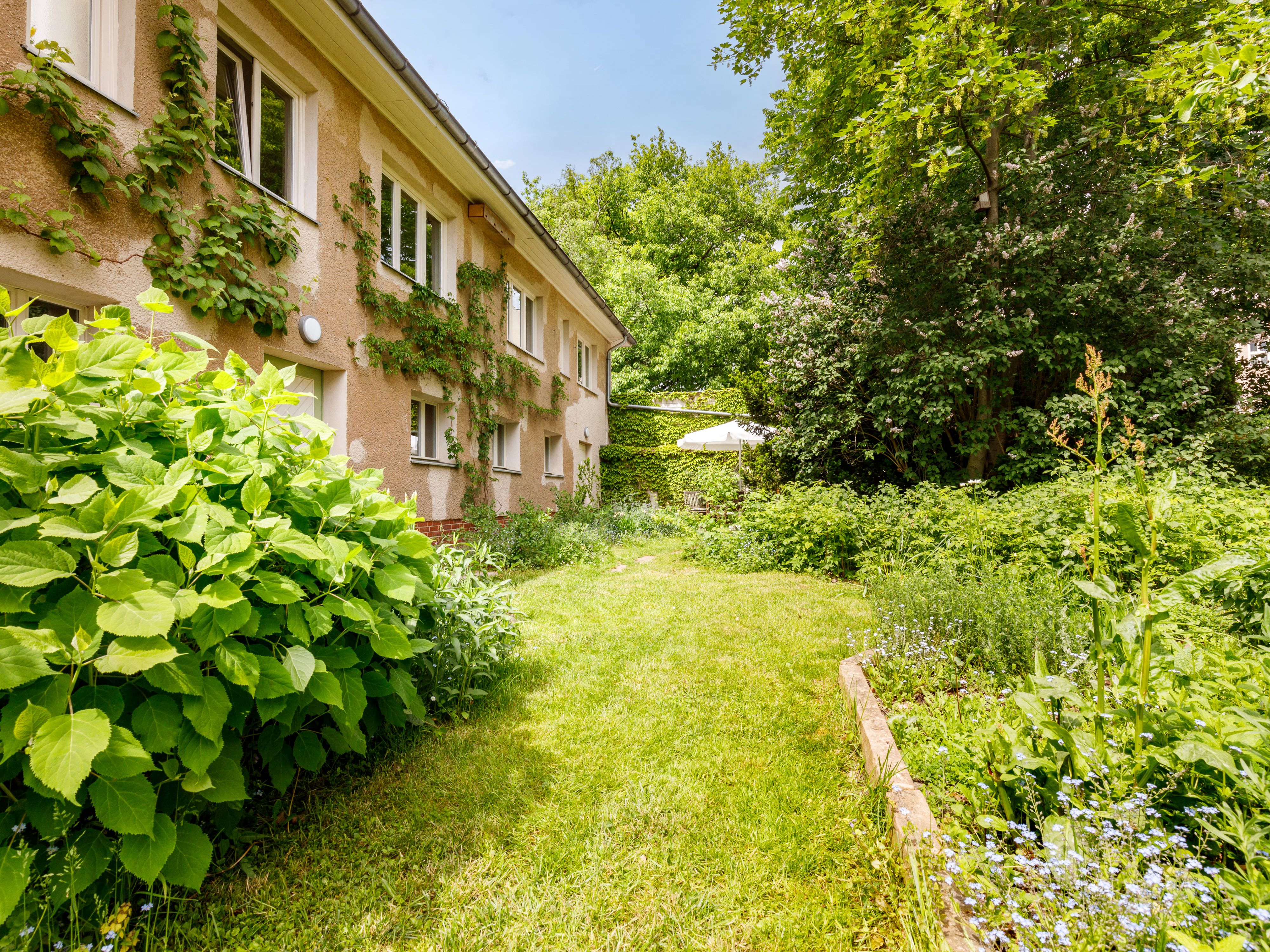 Doppelhaus mit grünem Garten-Paradies