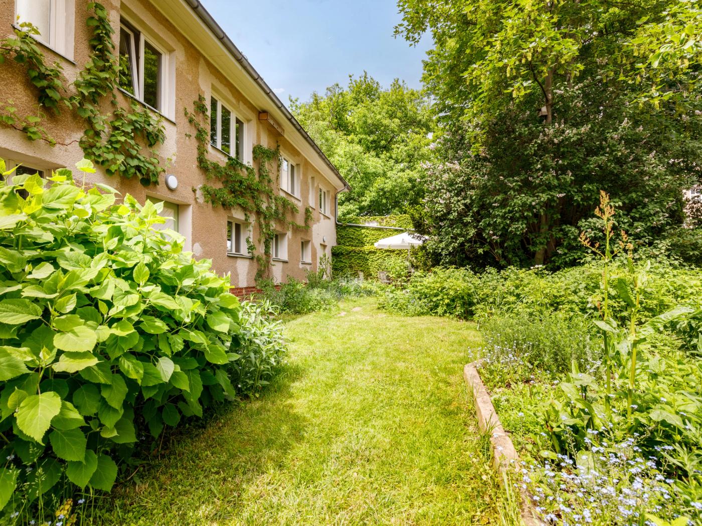 Doppelhaus mit grünem Garten-Paradies Doppelhaus mit grünem Garten-Paradies
