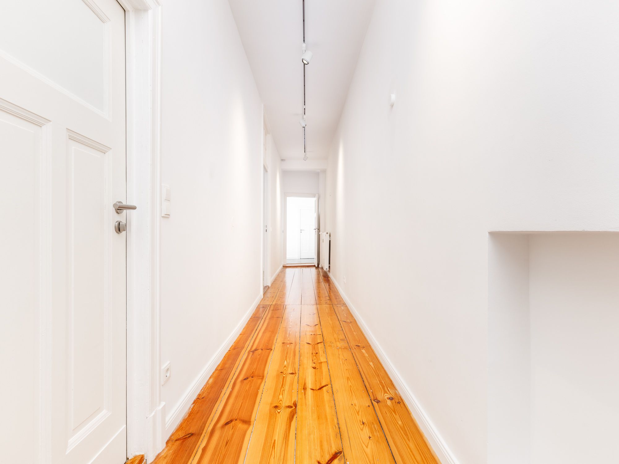 Stately apartment in an old building with separate living quarters, within walking distance of Bayerischer Platz