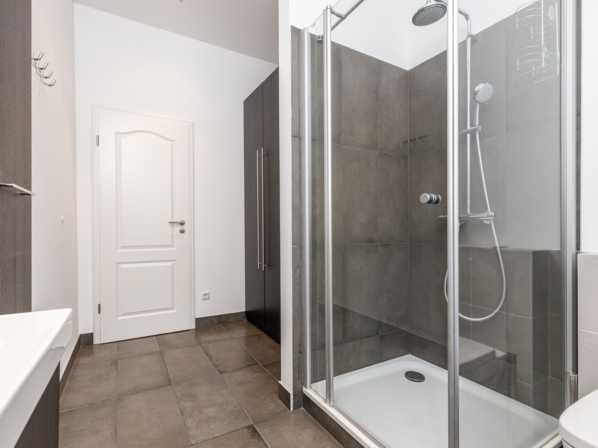 Modernes Duschbad mit walk-in Rainshower 