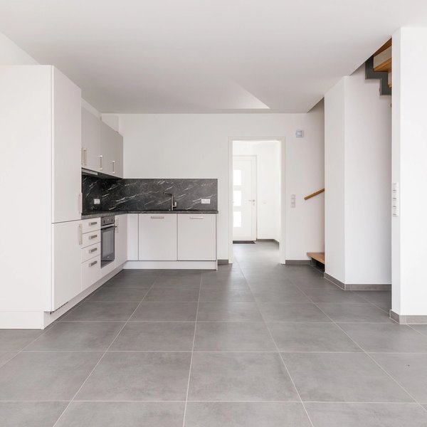 Wohnküche Einbauküche Fliesenboden Treppe Arbeitsplatte