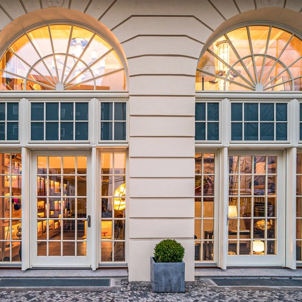 Eingangsbereich Rundbogenfenster Glastüren Fassade Beleuchtung