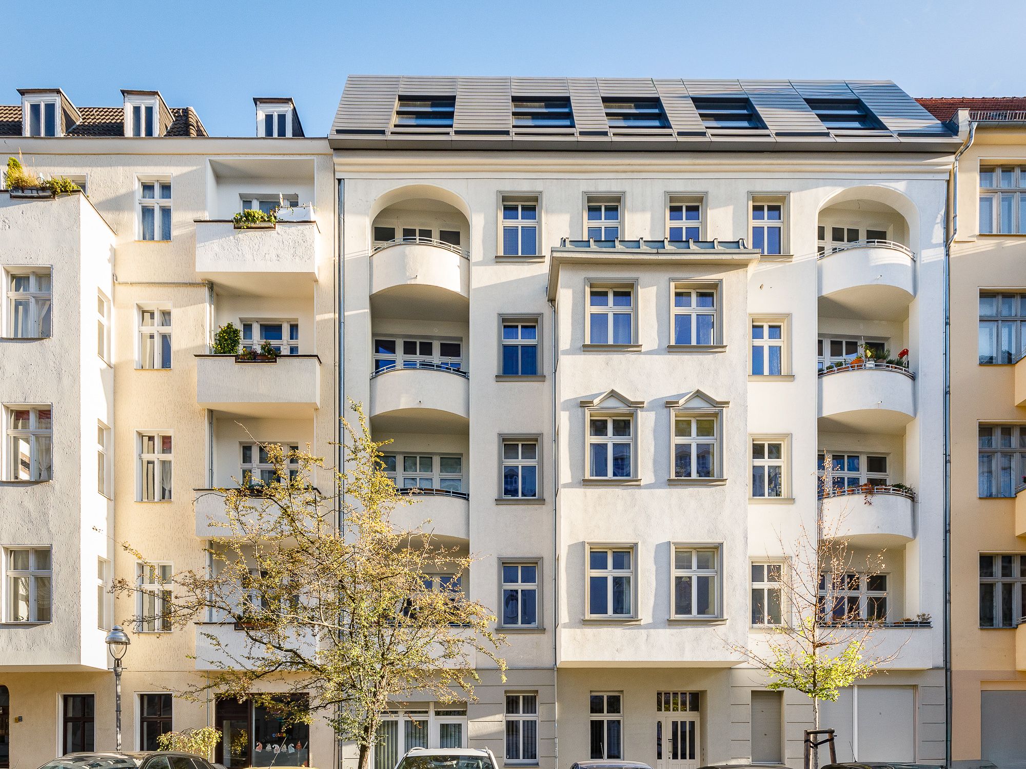 Quietly located apartment in an old building with historical style elements, within walking distance of Lietzensee lake