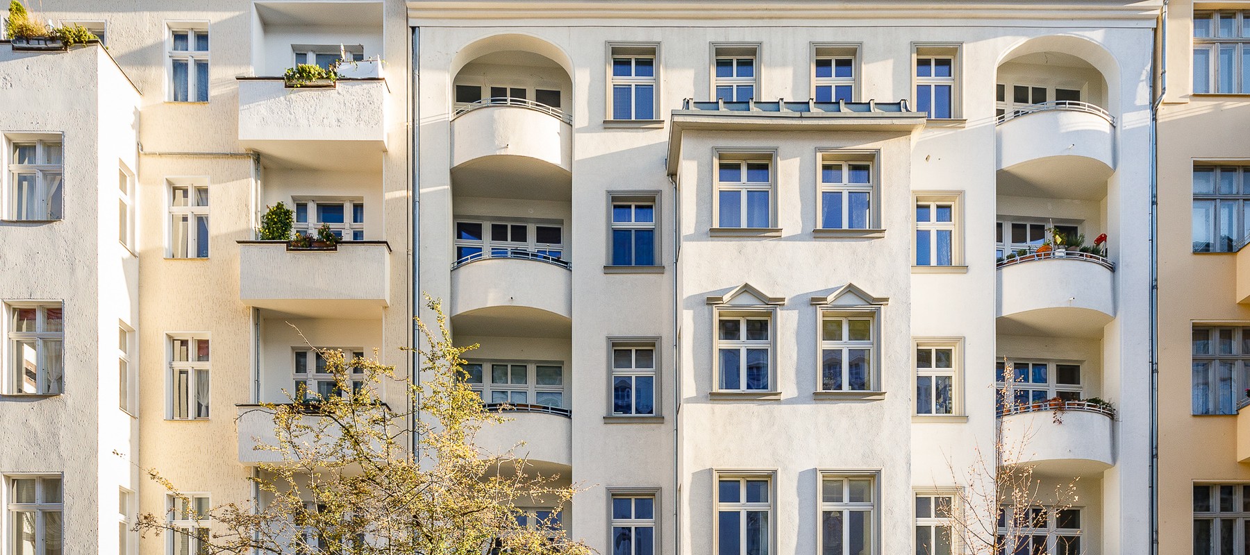 Quietly located apartment in an old building with historical style elements, within walking distance of Lietzensee lake