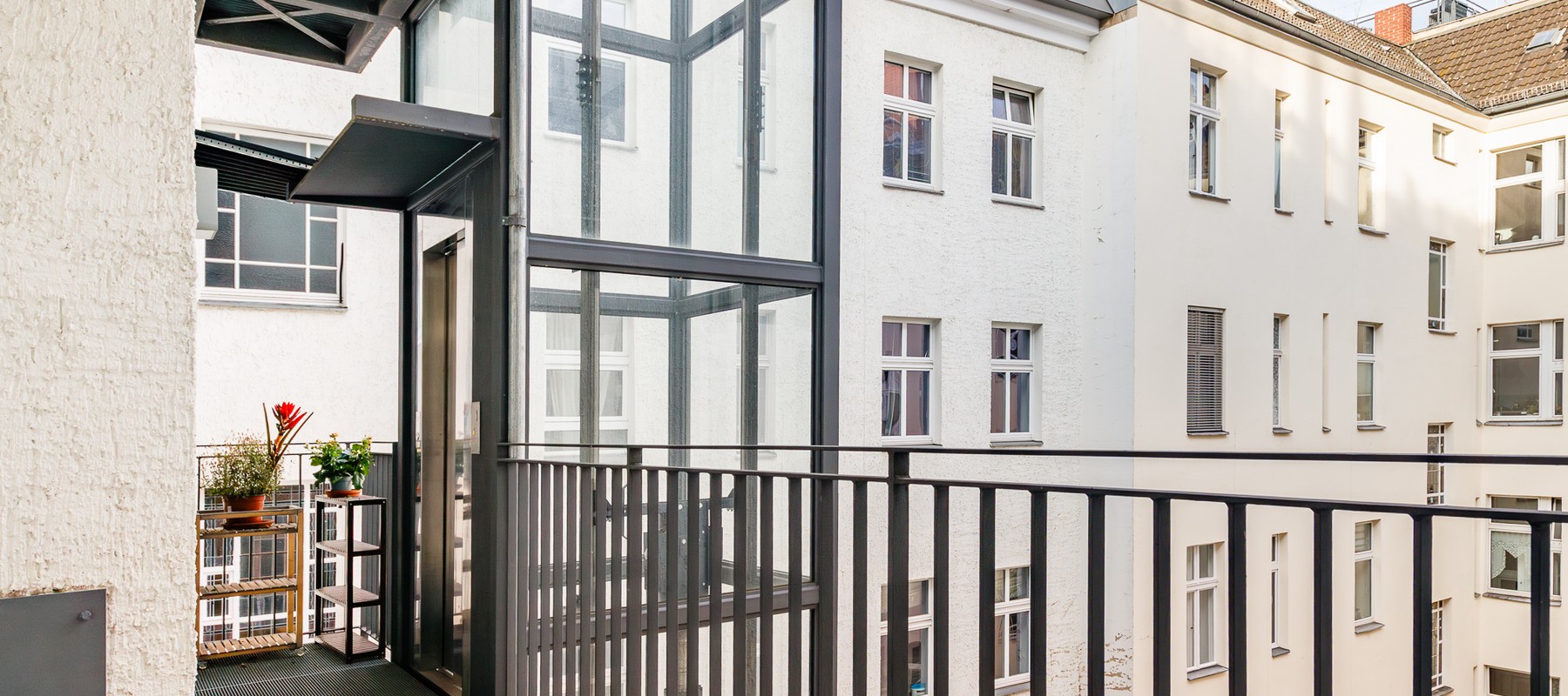 Quietly located apartment in an old building with historical style elements, within walking distance of Lietzensee lake