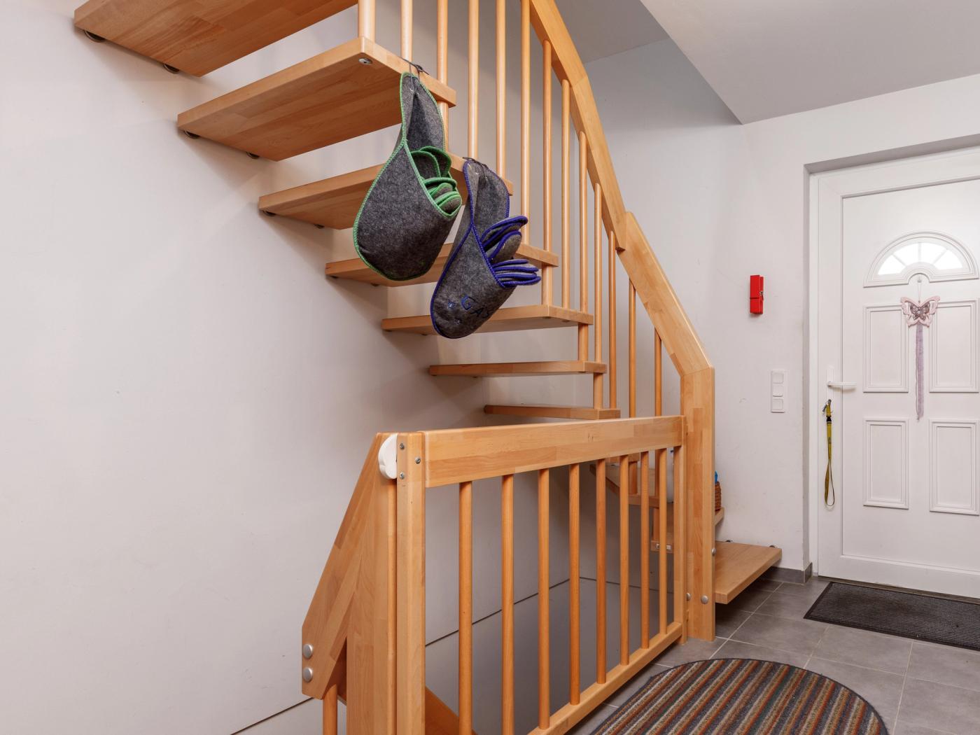 Eingangsbereich mit Zugang zum Keller und Obergeschoss Eingangsbereich mit Zugang zum Keller und Obergeschoss