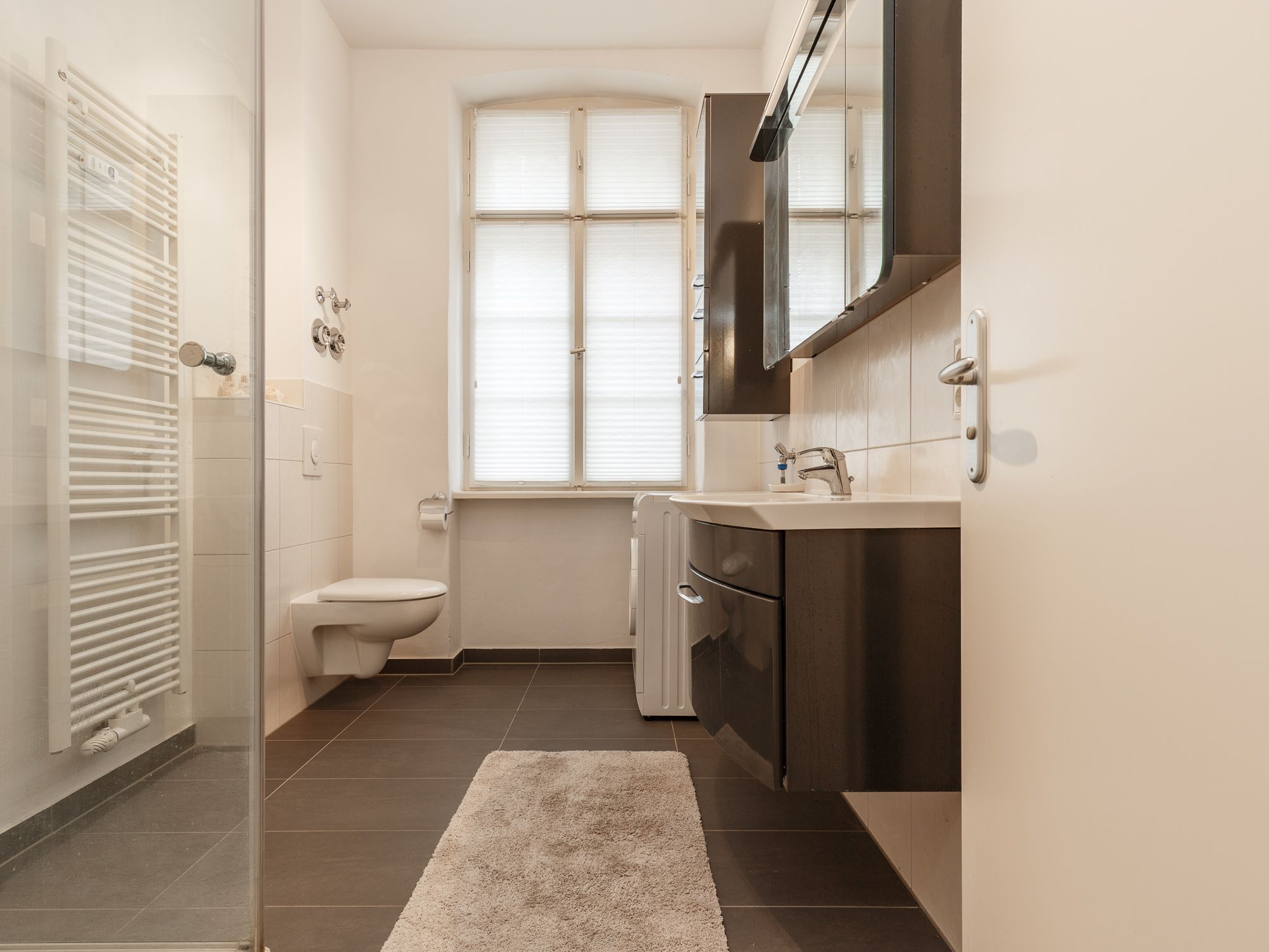 Tagesbelichtetes Duschbad mit Regenshower