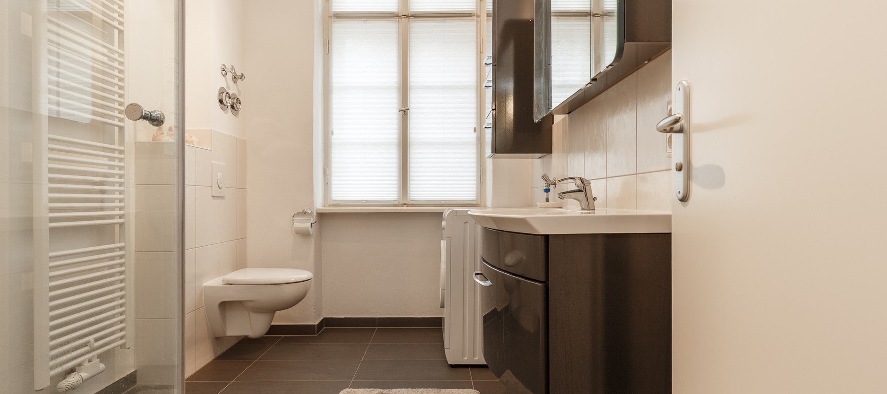 Tagesbelichtetes Duschbad mit Regenshower Tagesbelichtetes Duschbad mit Regenshower