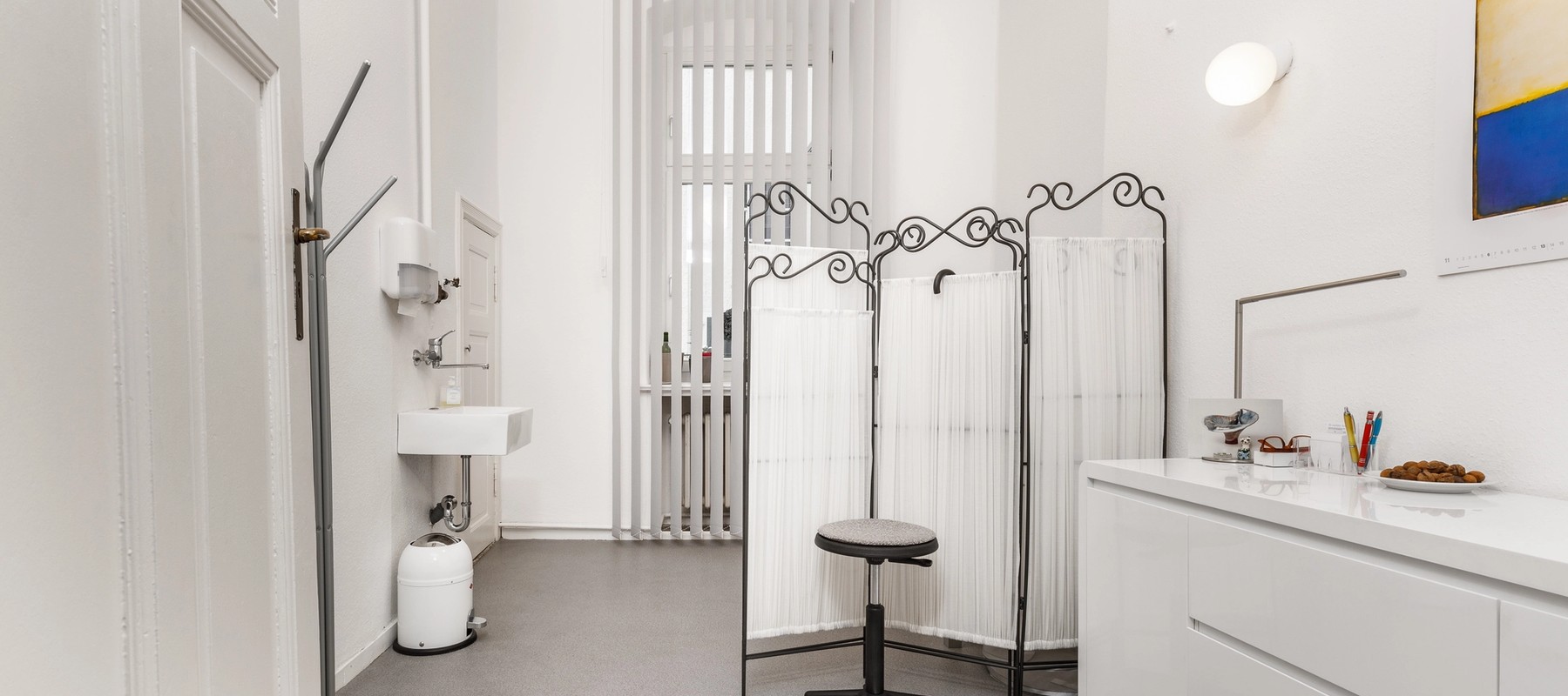 Küchenbereich mit Hauswirtschaftsraum und Zugang zum Innenhof Küchenbereich mit Hauswirtschaftsraum und Zugang zum Innenhof