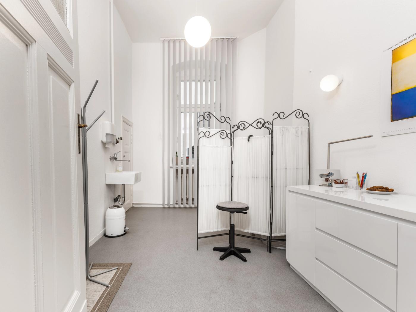 Küchenbereich mit Hauswirtschaftsraum und Zugang zum Innenhof Küchenbereich mit Hauswirtschaftsraum und Zugang zum Innenhof