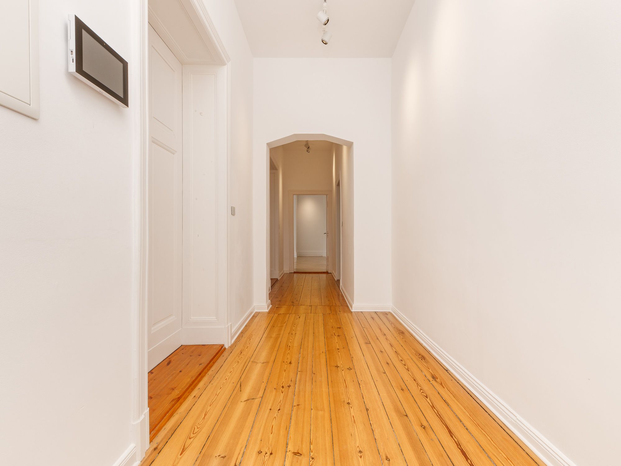 Stately apartment in an old building with separate living quarters, within walking distance of Bayerischer Platz