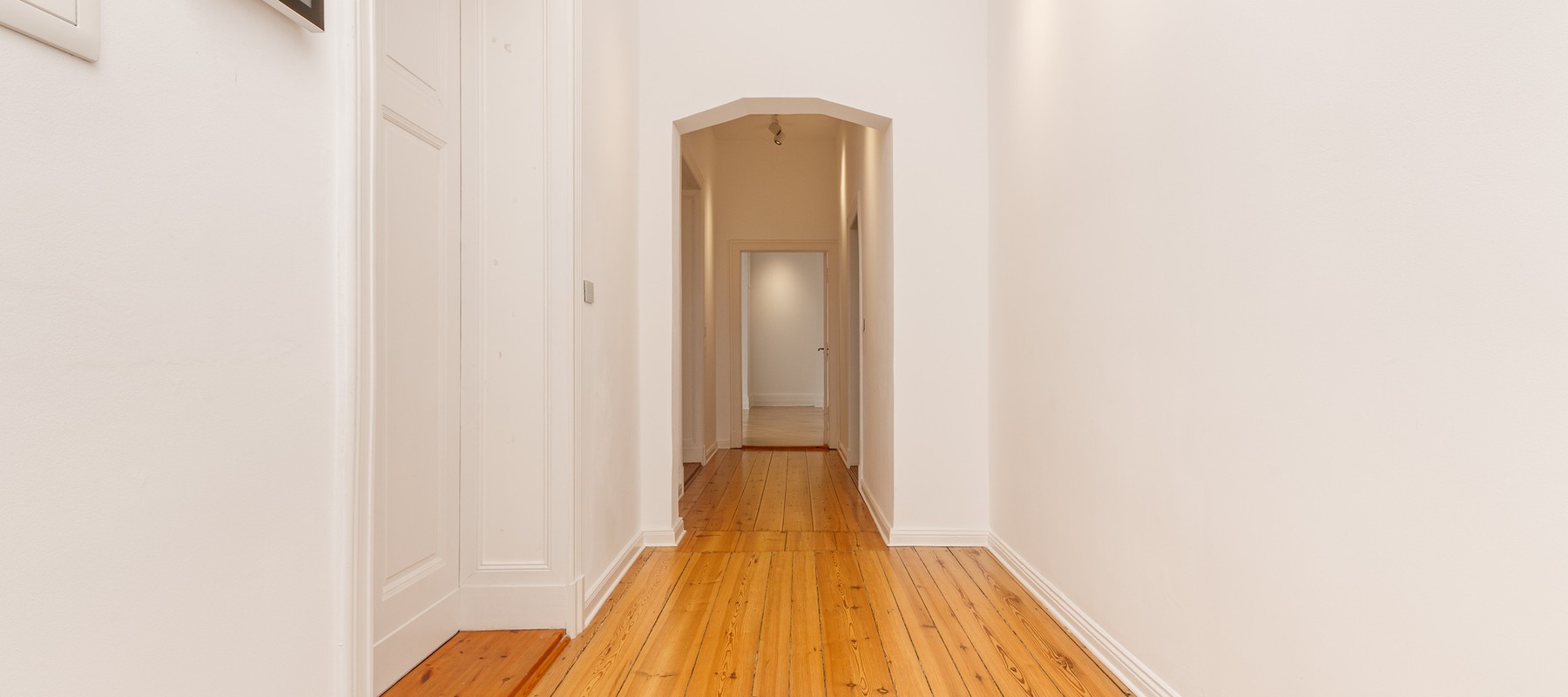 Stately apartment in an old building with separate living quarters, within walking distance of Bayerischer Platz