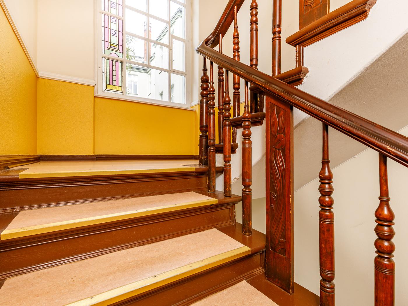 Gepflegtes Treppenhaus mit stilvollen Geländer  Gepflegtes Treppenhaus mit stilvollen Geländer