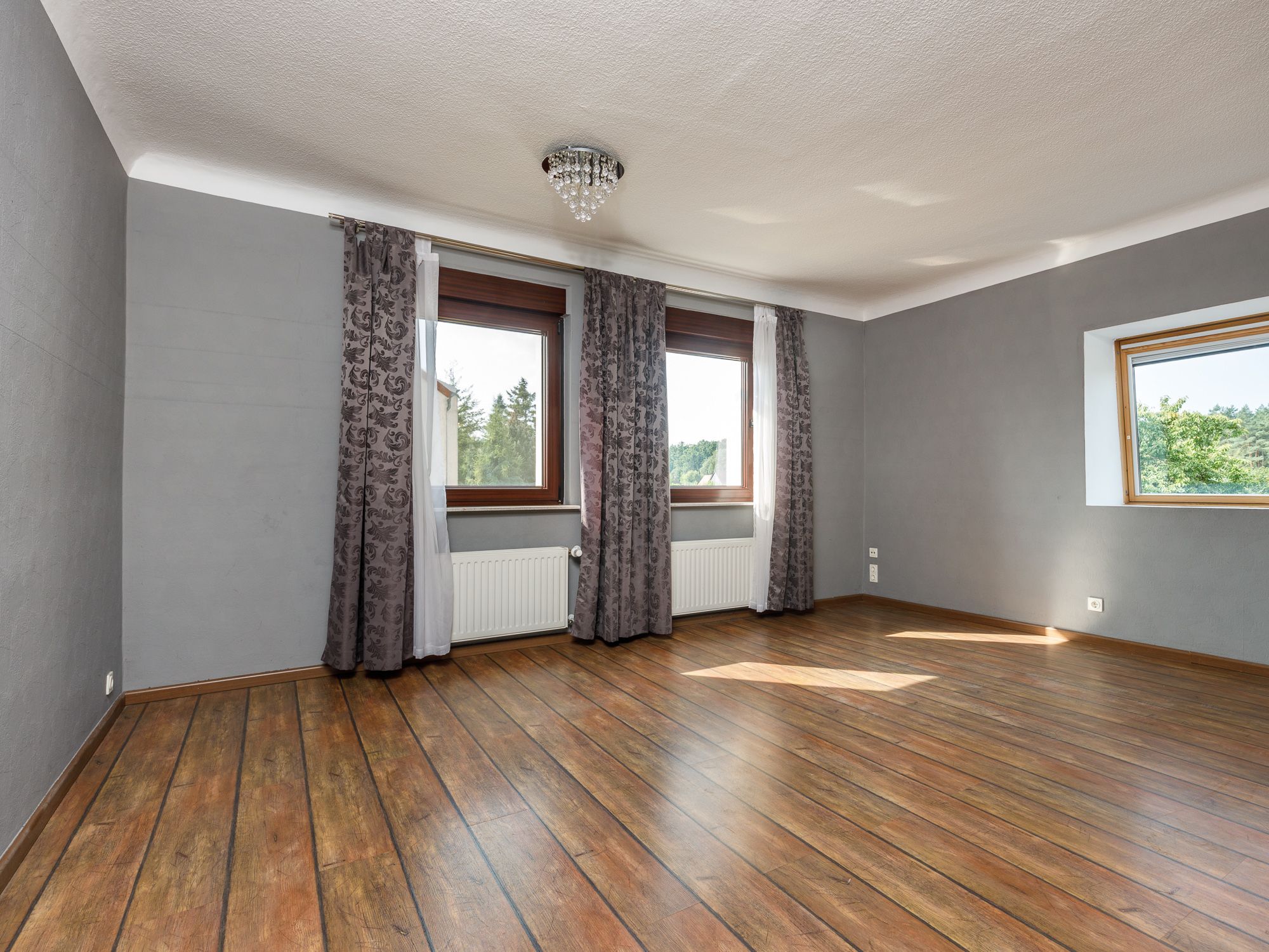 Großzügiges Schlafzimmer im Dach