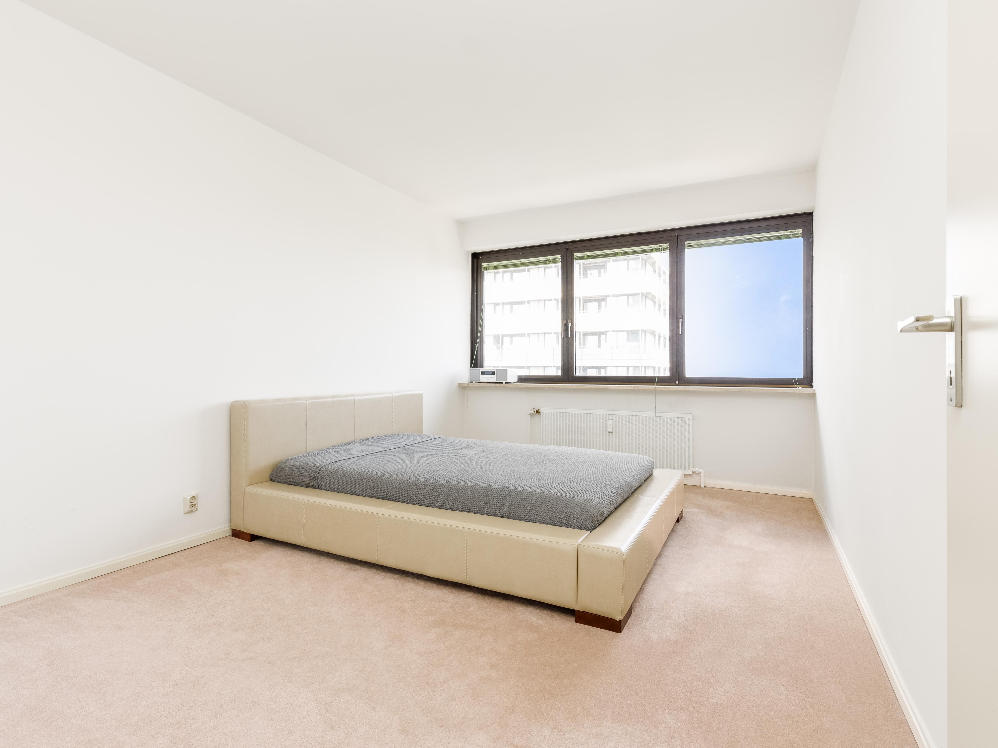 Gemütliches Schlafzimmer mit Teppichfußboden 