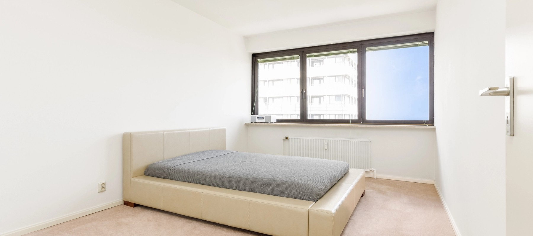 Gemütliches Schlafzimmer mit Teppichfußboden Gemütliches Schlafzimmer mit Teppichfußboden