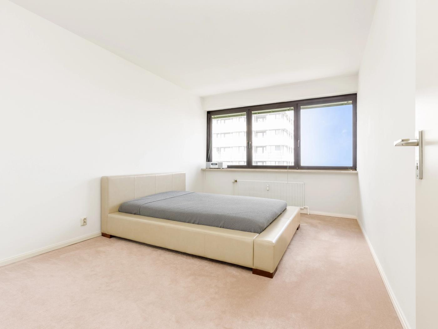 Gemütliches Schlafzimmer mit Teppichfußboden Gemütliches Schlafzimmer mit Teppichfußboden