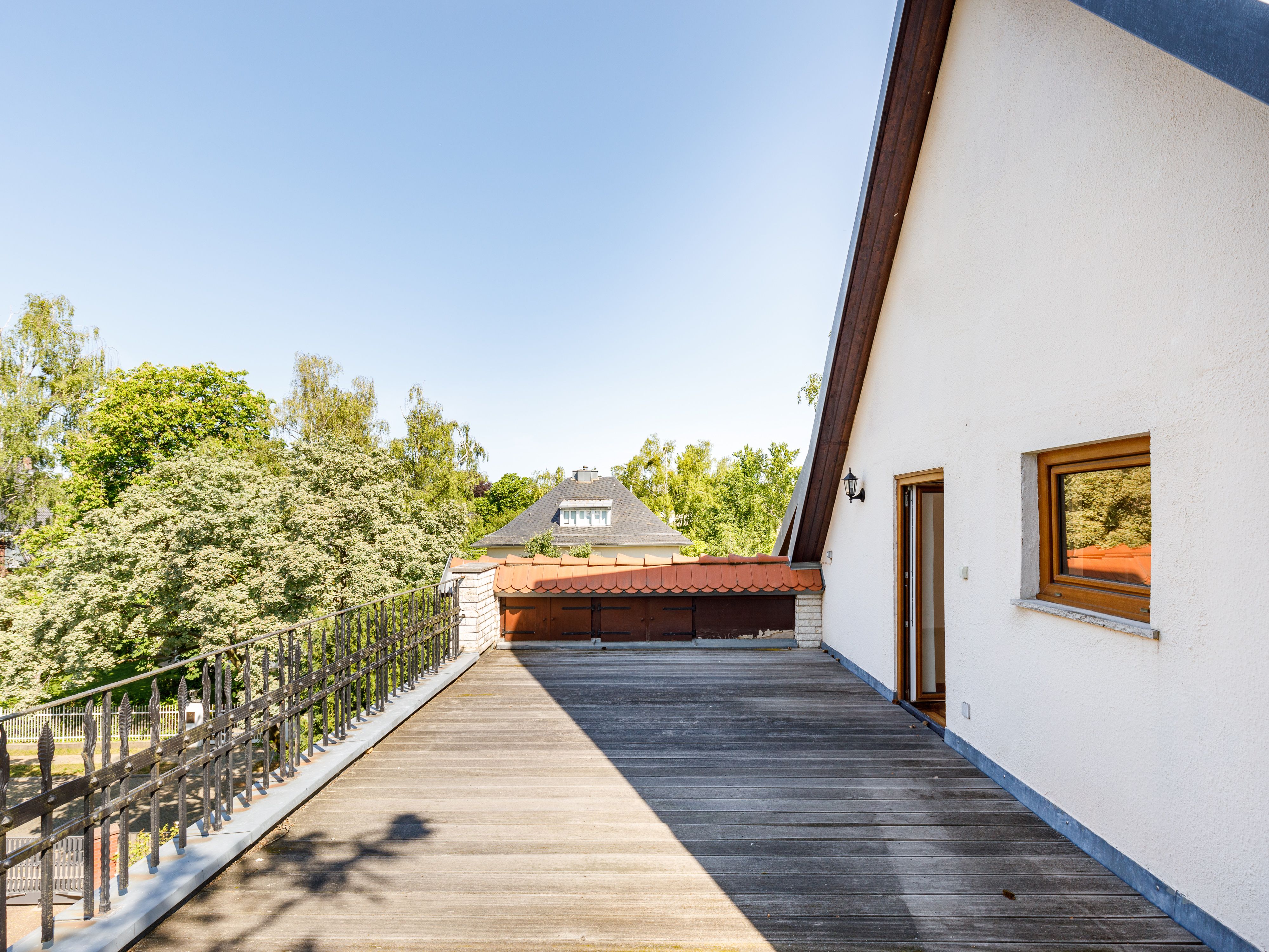 Großer Balkon mit Gartenblick