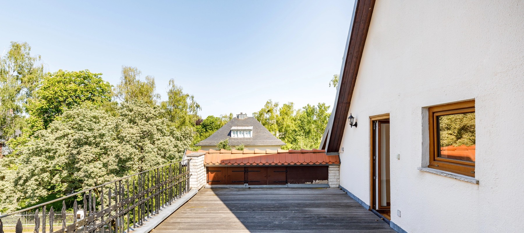 Großer Balkon mit Gartenblick Großer Balkon mit Gartenblick