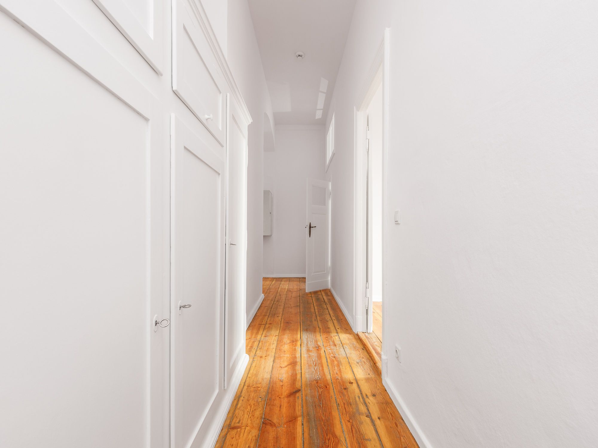 Flur mit Einbauschränken und Garderobe 