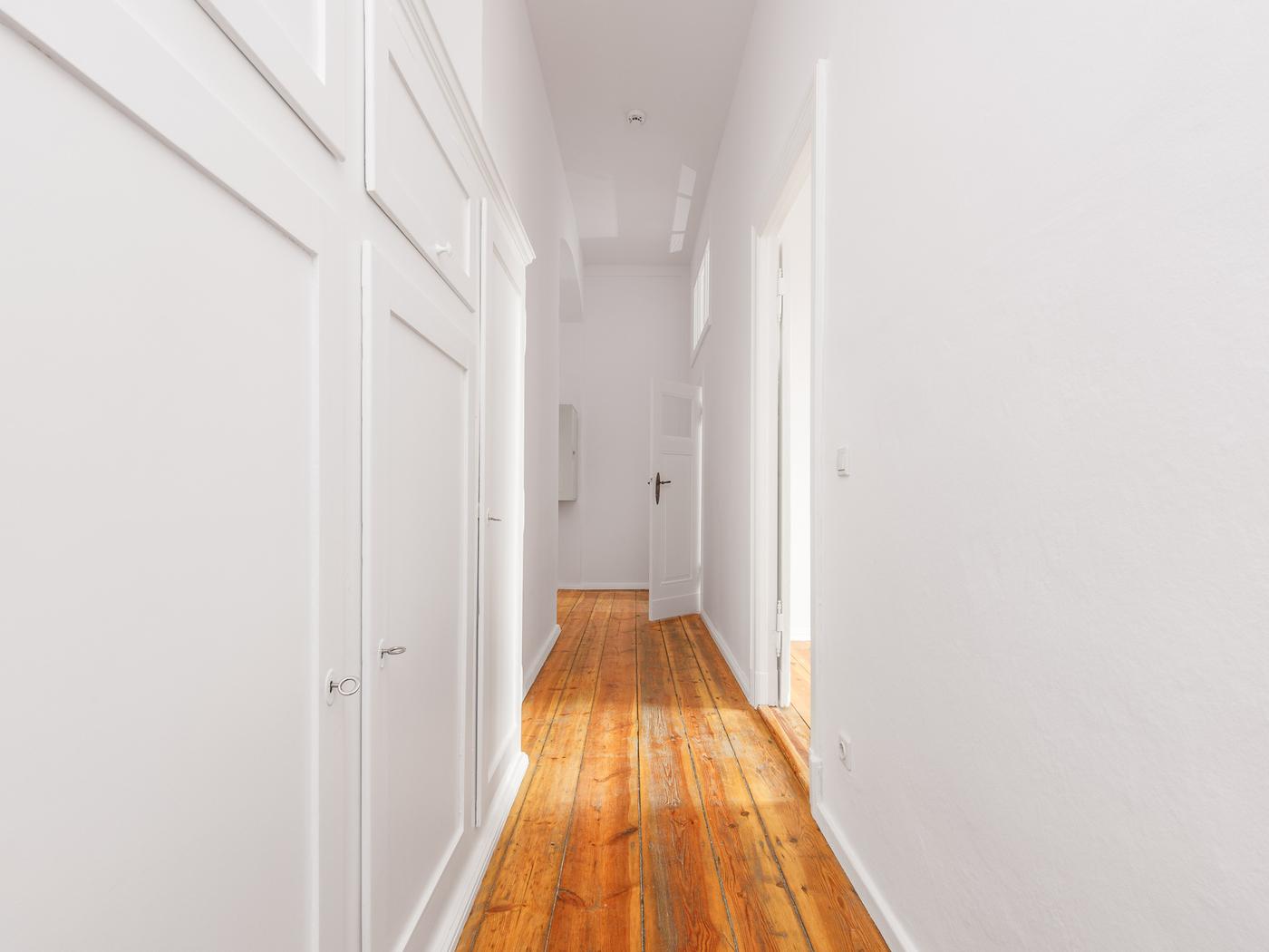 Flur mit Einbauschränken und Garderobe Flur mit Einbauschränken und Garderobe